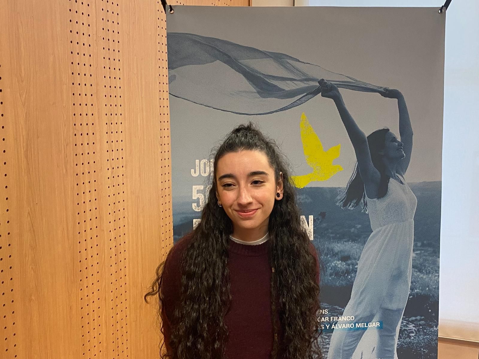 La divulgadora Josefine Table posa con el cartel de las jornadas.