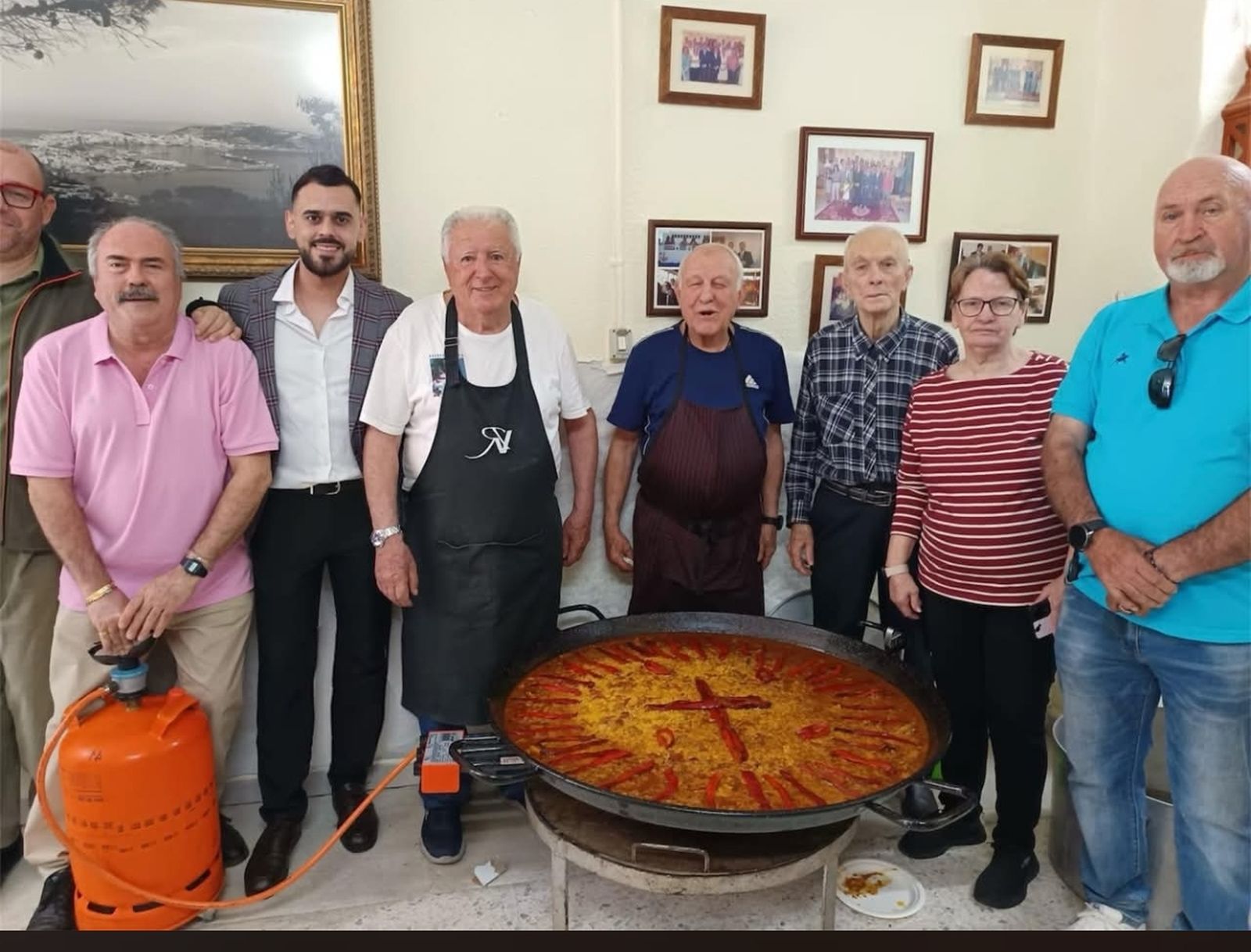 Participantes en la reunión, en torno a la paella que se degustó durante el encuentro