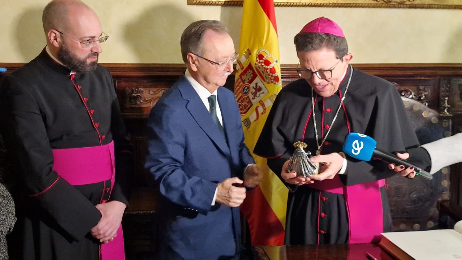 El presidente le entregó a Monseñor Valdivia una imagen de la Virgen de África