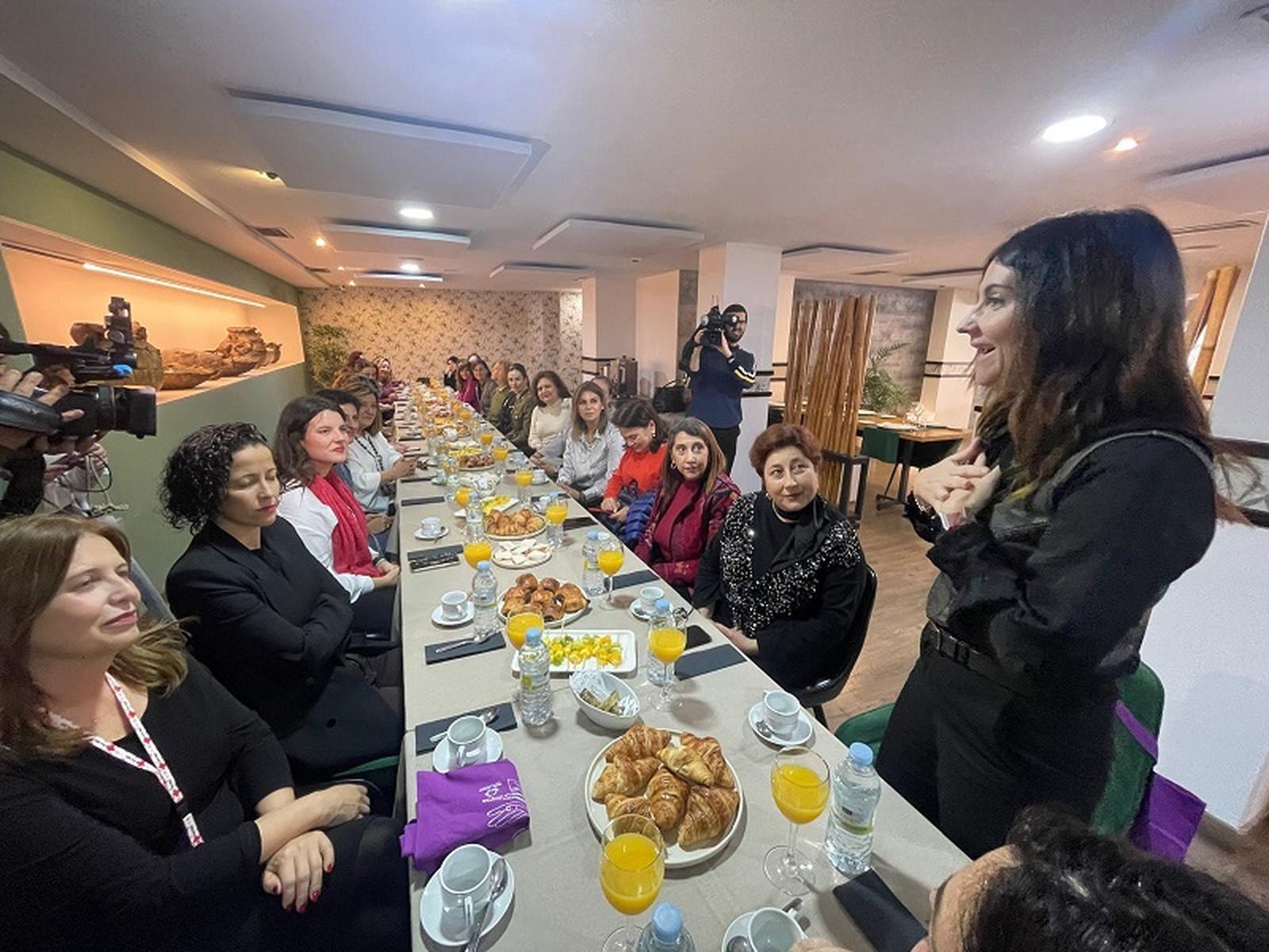 La jefa de la unidad de Violencia de Género de la Delegación del Gobierno, Livia Rosales, habla al resto de mujeres invistadas. / FOTO REDUAN