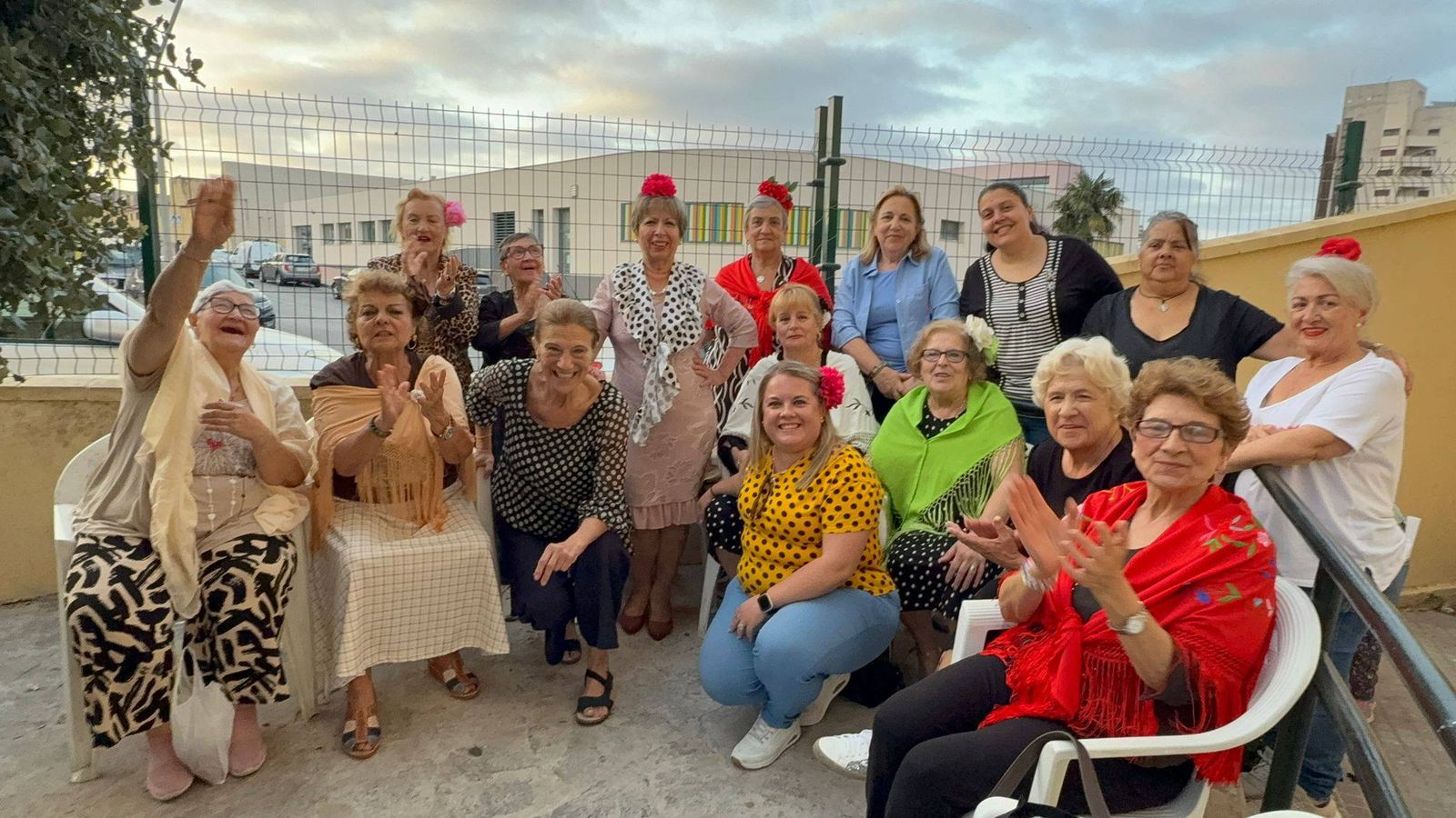 La Fase 2 del Polígono Virgen de África celebro su fiesta rociera junto a la Cruz de Mayo