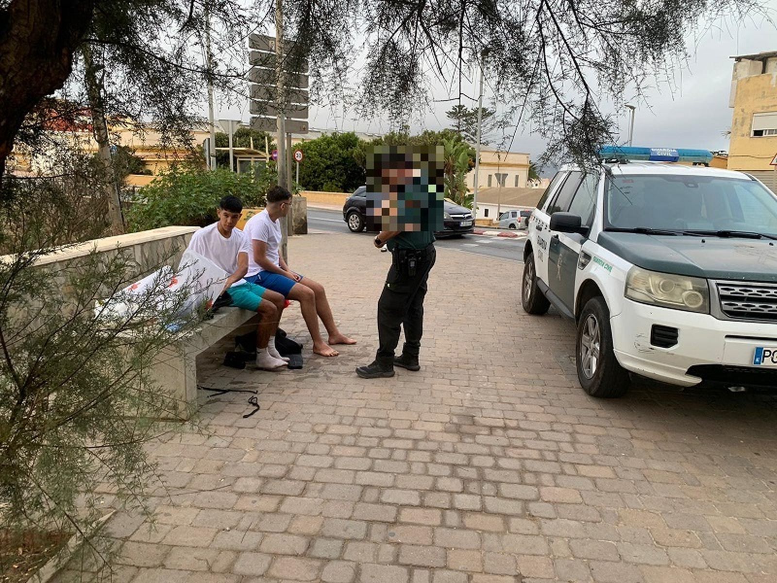 Dos migrantes recién llegados a Ceuta por la playa del Sarchal hace unos meses. / FOTO J.I.M.