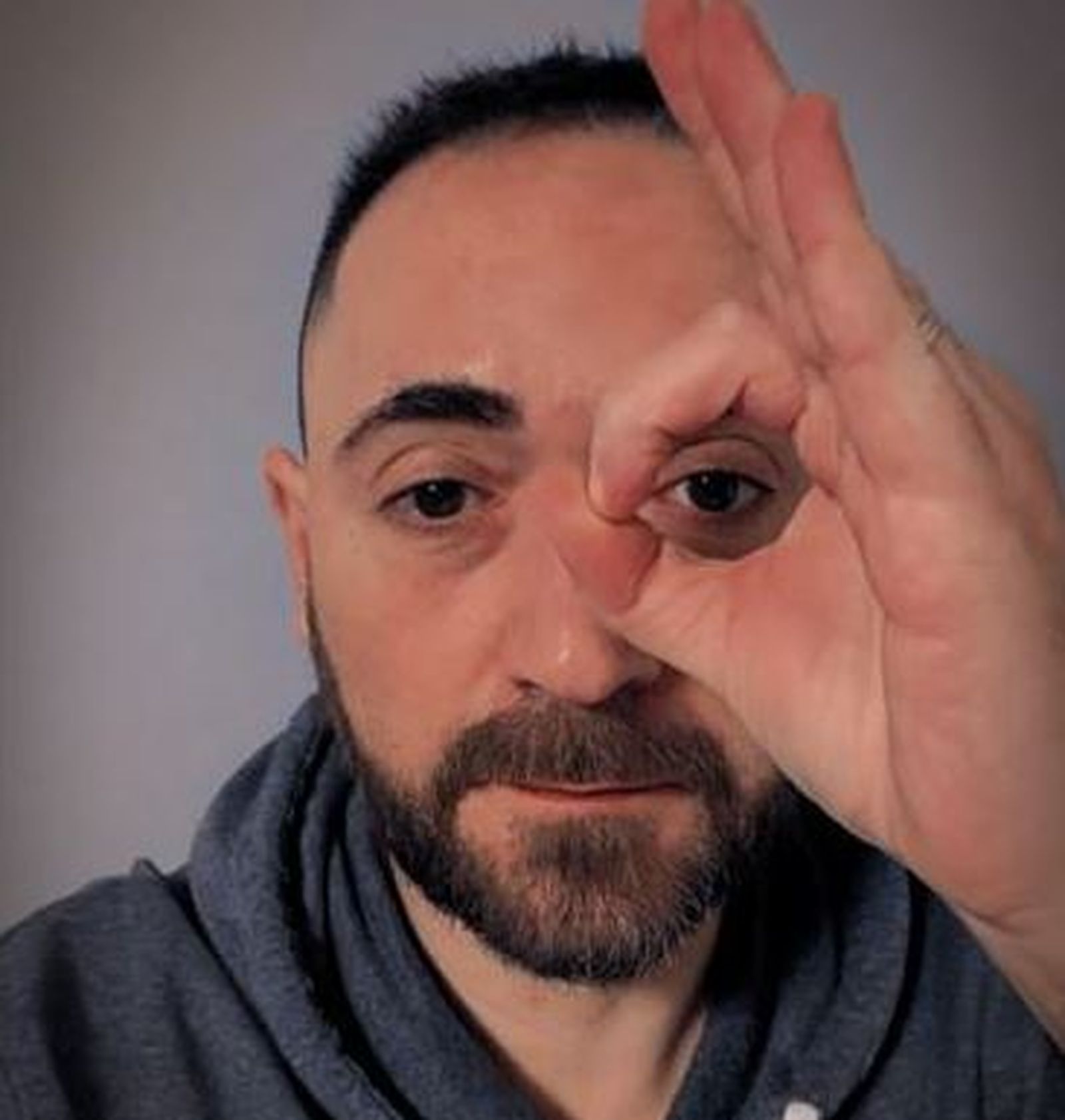 José Luis Gil, uno de los miembros de Objetivo Diagnóstico, haciendo el gesto que se pide para este Día Internacional