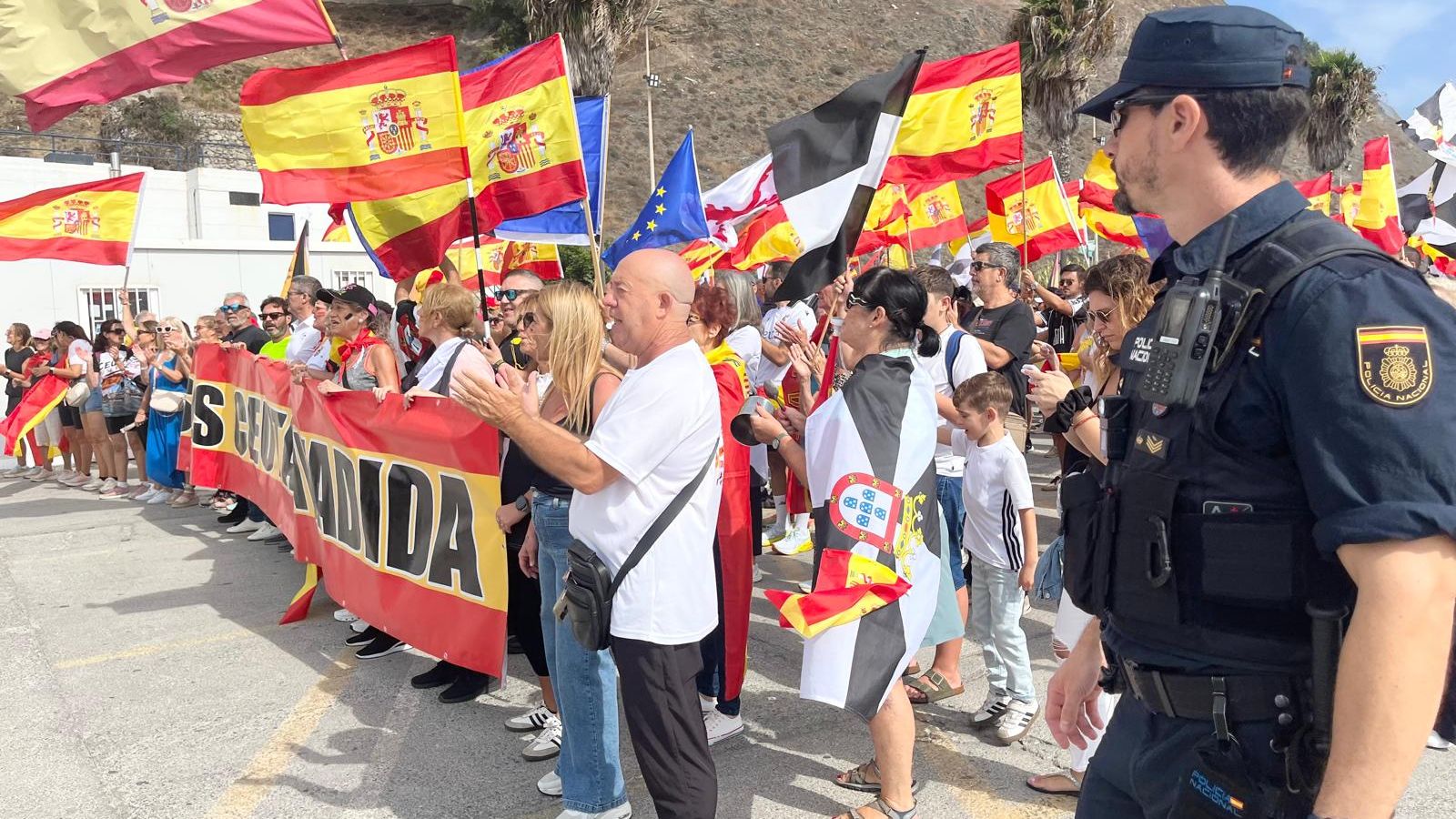 Cientos de ceutíes marchan hacia el Tarajal en defensa de la frontera de Ceuta