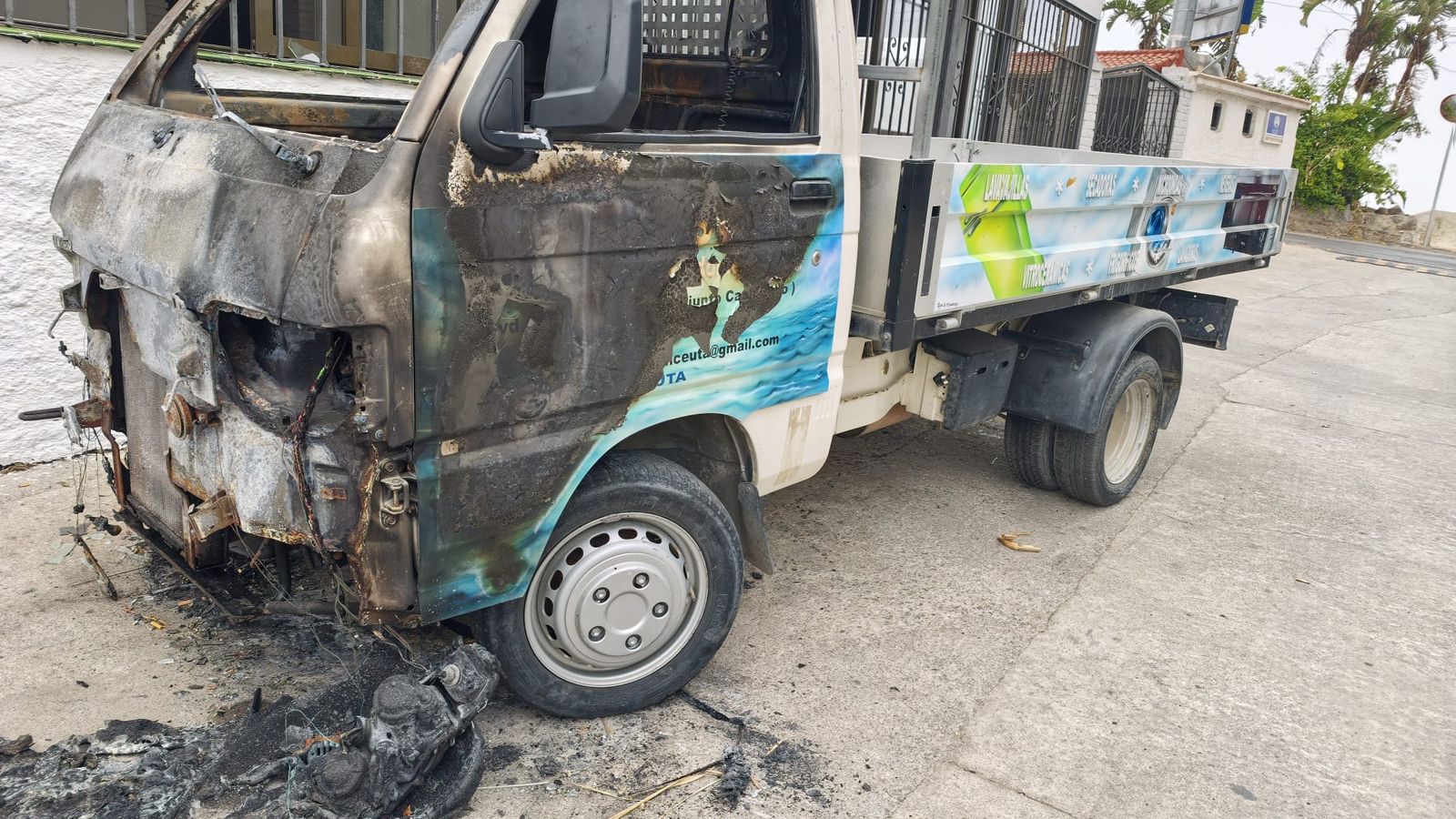 Los vecinos de Barriada Postigo, “agotados” de ver migrantes durmiendo en coches abandonados