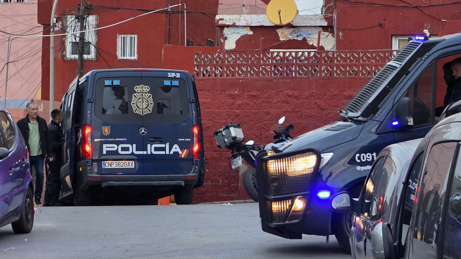 Despliegue policial en Los Rosales y el Tarajal para retirar a los inmigrantes que quedan en las calles
