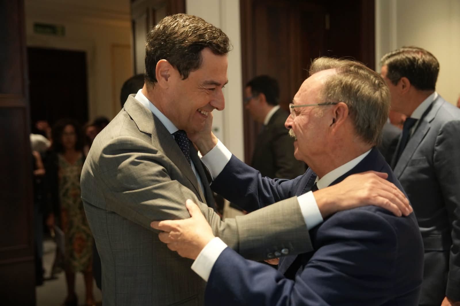 Juanma Moreno saluda al presidente Vivas en el Fórum de Europa