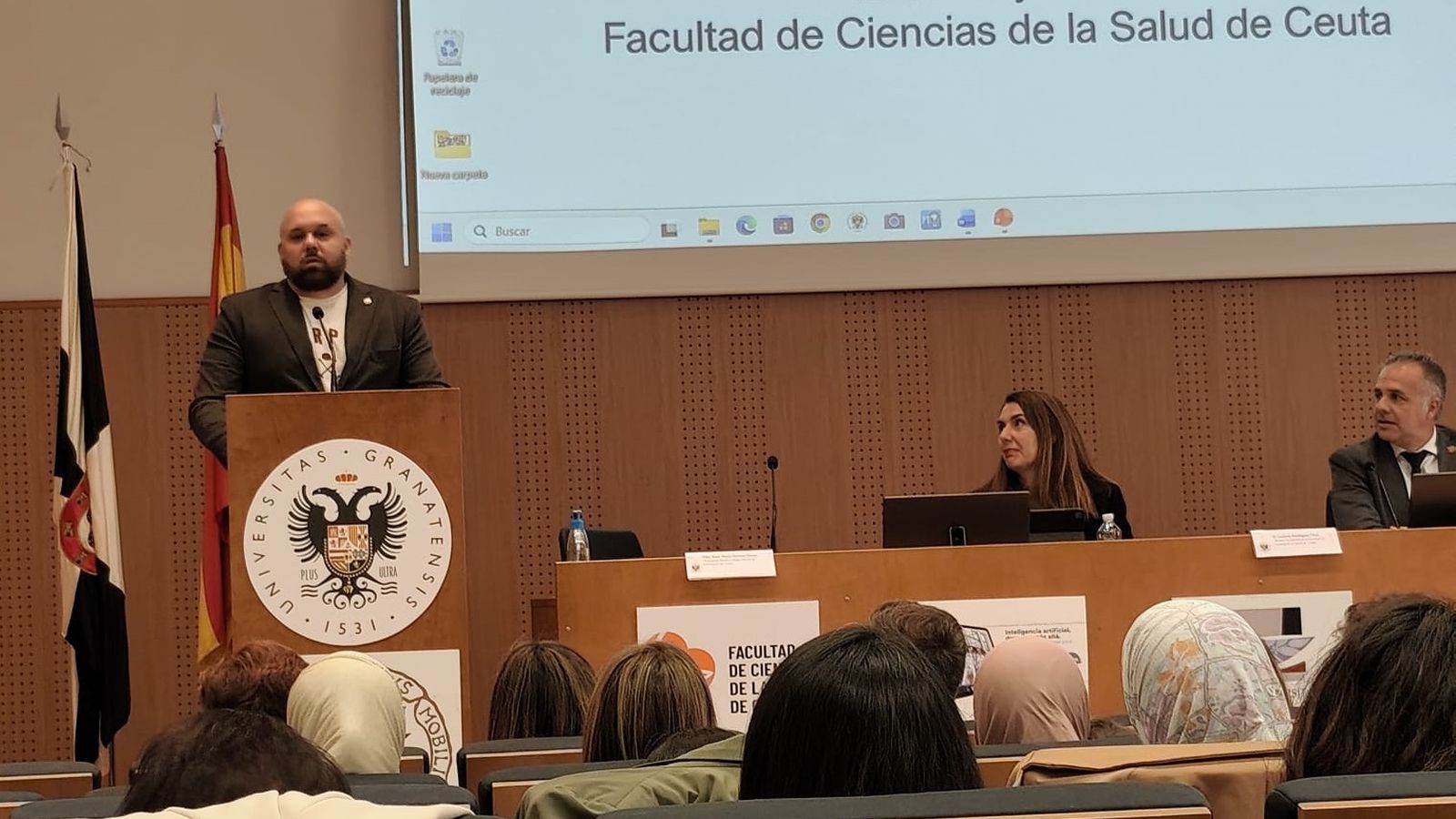 El enfermero Alejandro Artero interviene tras ser reconocido por sus alumnos