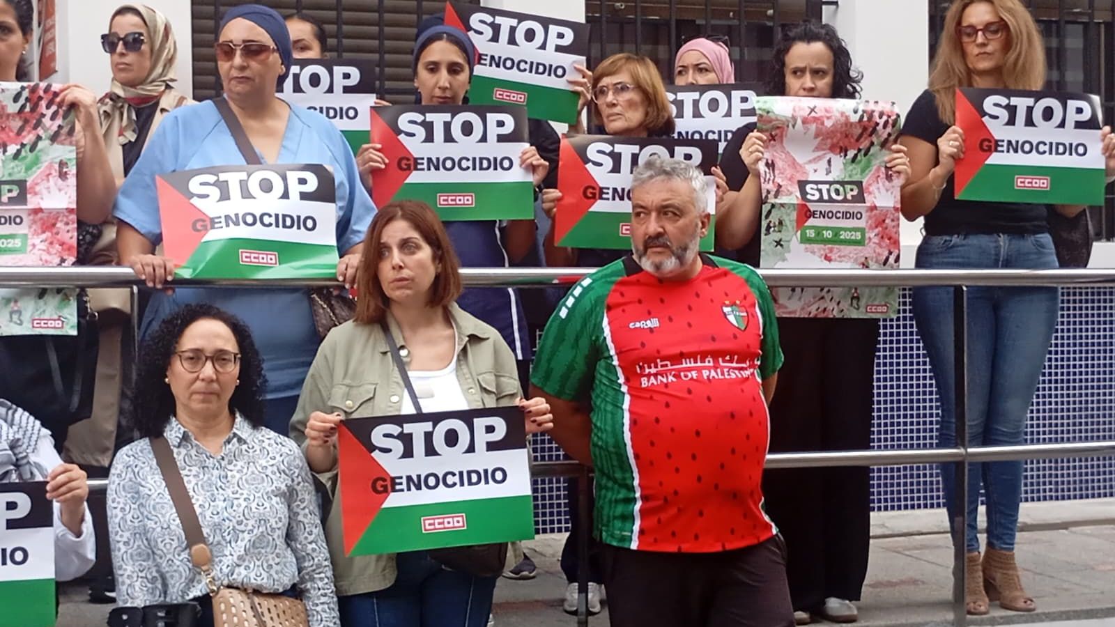 Varios de los concentrados en el Edificio Sindical