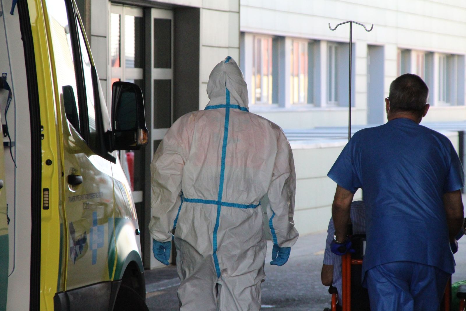 Llegada a Urgencias de sanitarios en la ambulancia con EPI