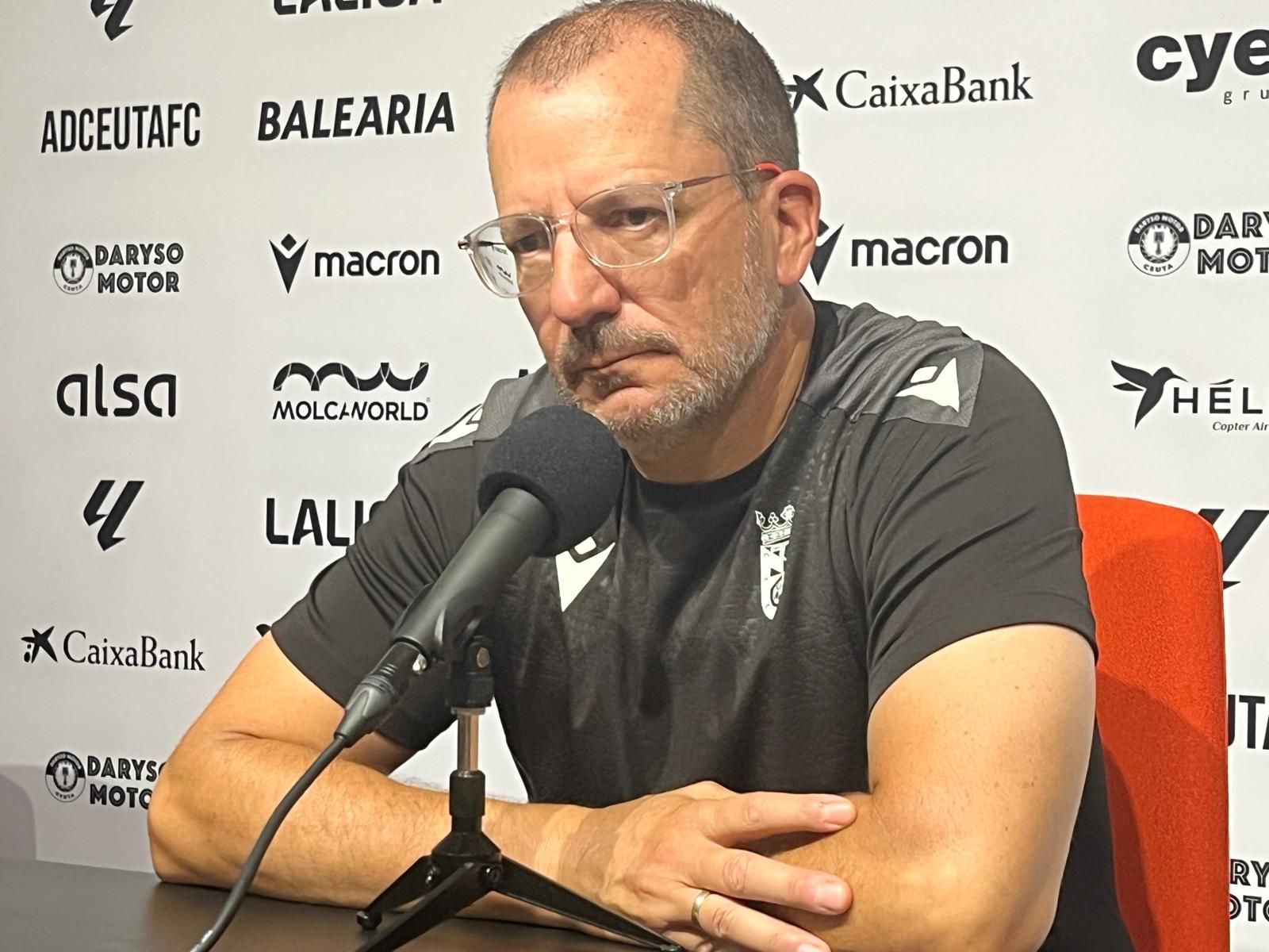 José Juan Romero, técnico de la AD Ceuta FC, durante la rueda de prensa ofrecida previa al partido frente al Eibar