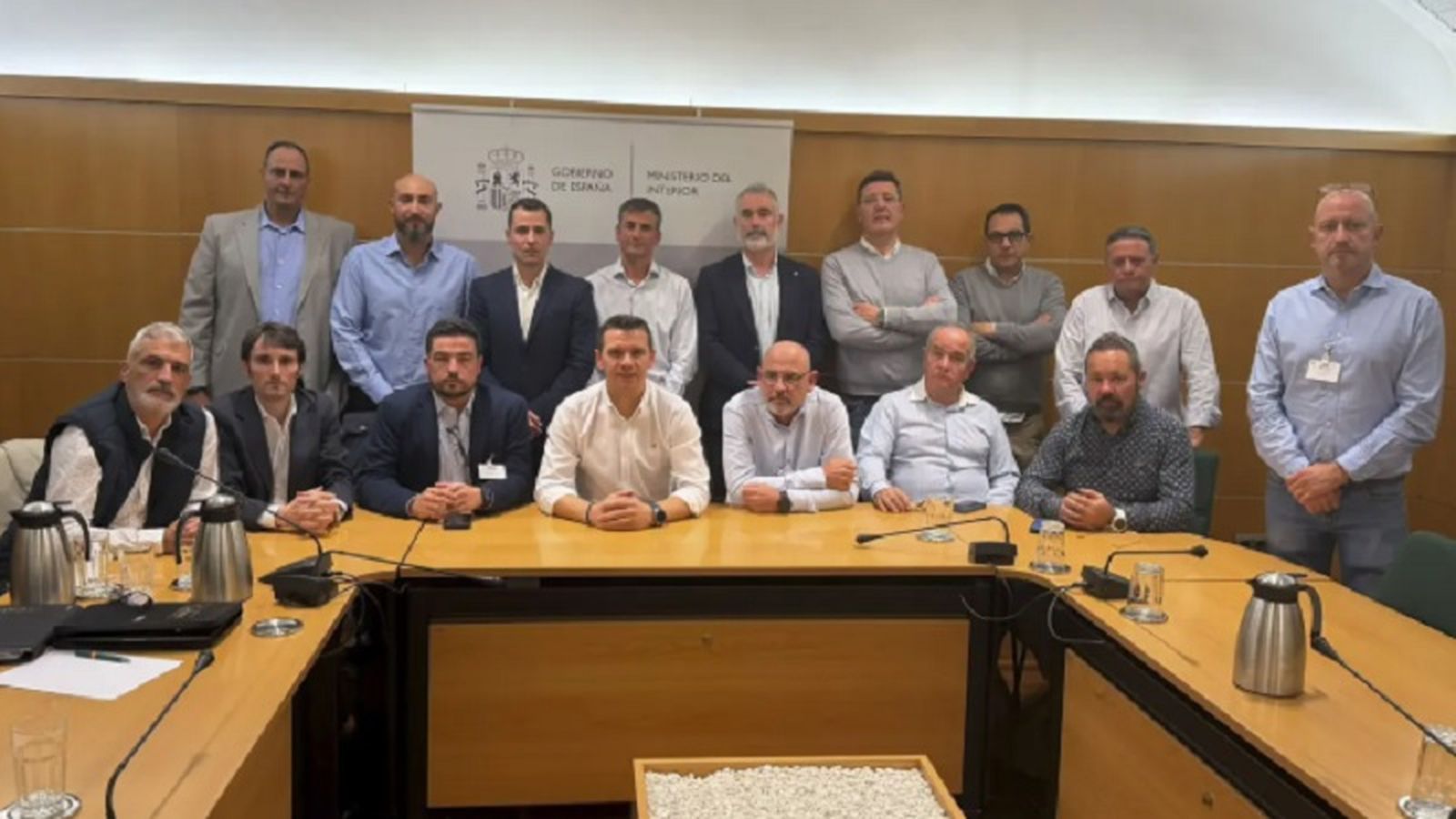 Representantes de los principales sindicatos de la Policía Nacional y las asociaciones profesionales de la Guardia Civil se encerraron este martes en la sede de la Secretaría de Estado de Seguridad para exigir "una jubilación digna".