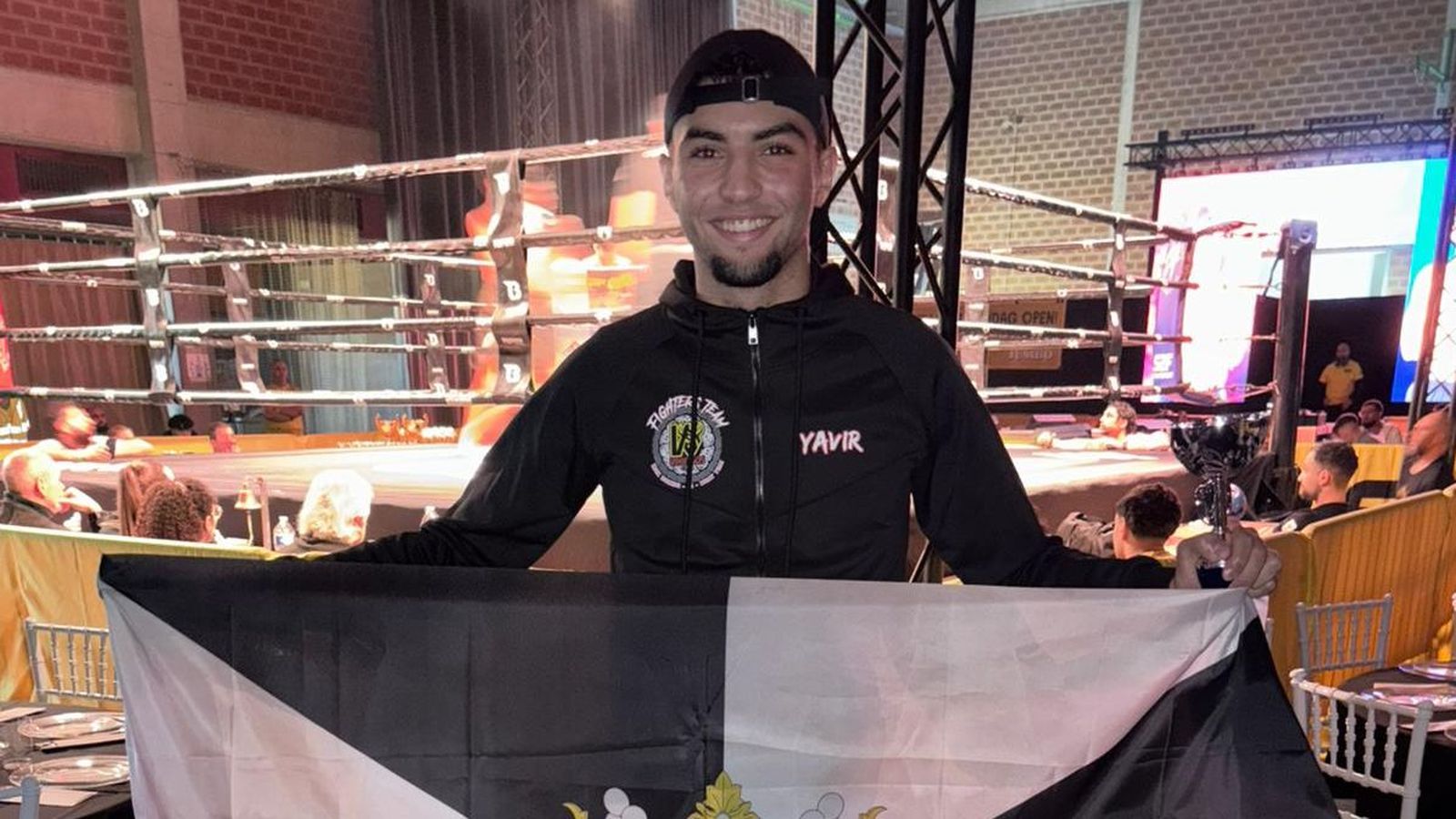 Yabir Ahmed con la bandera de Ceuta