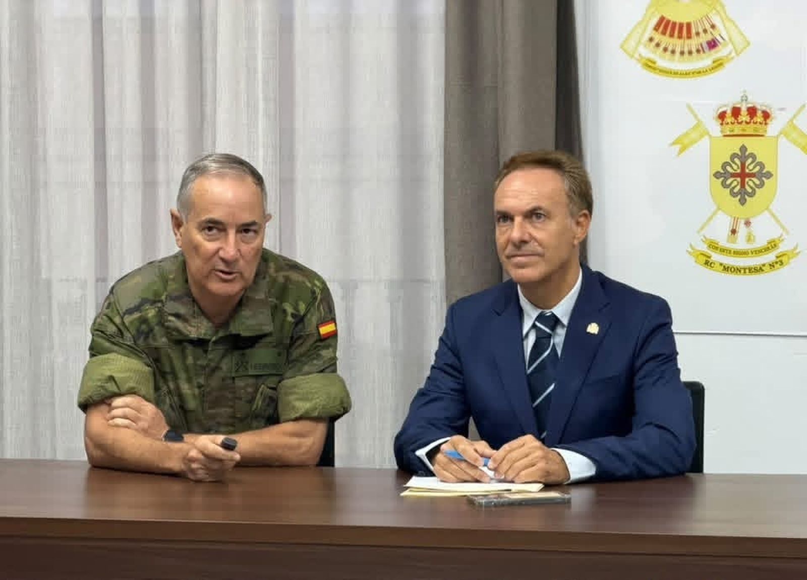 El general Fernández Herrero durante su reunión con el delegado del Gobierno
