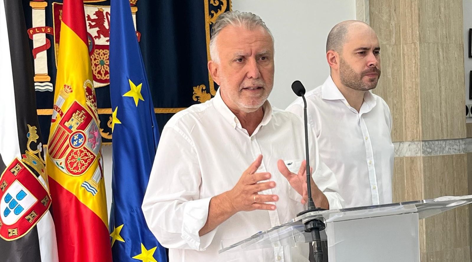 El ministro de Política Territorial, Ángel Víctor Torres, junto al delegado del Gobierno, Miguel Ángel Pérez Triano