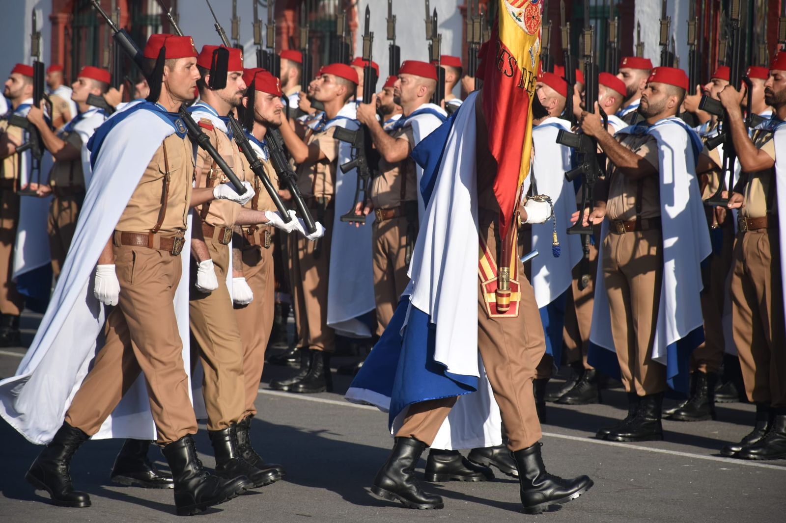 El acuartelamiento González-Tablas acoge una parada militar por el 115 aniversario de Regulares