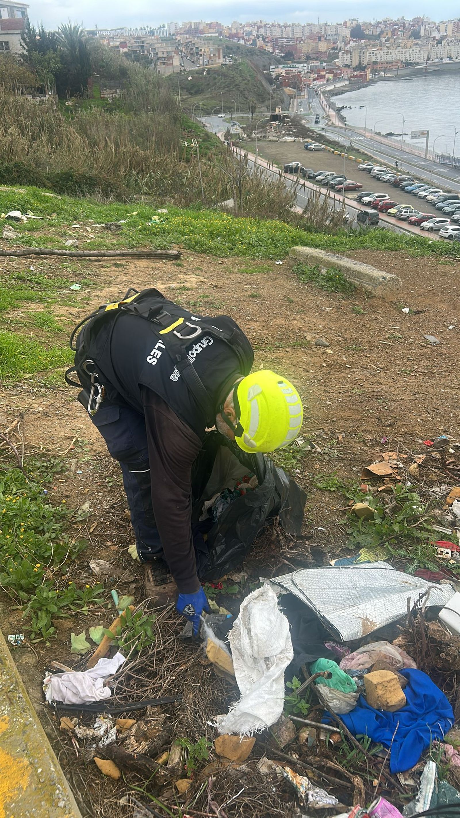 Las Brigadas Verticales limpian residuos en la barriada del Príncipe Felipe.