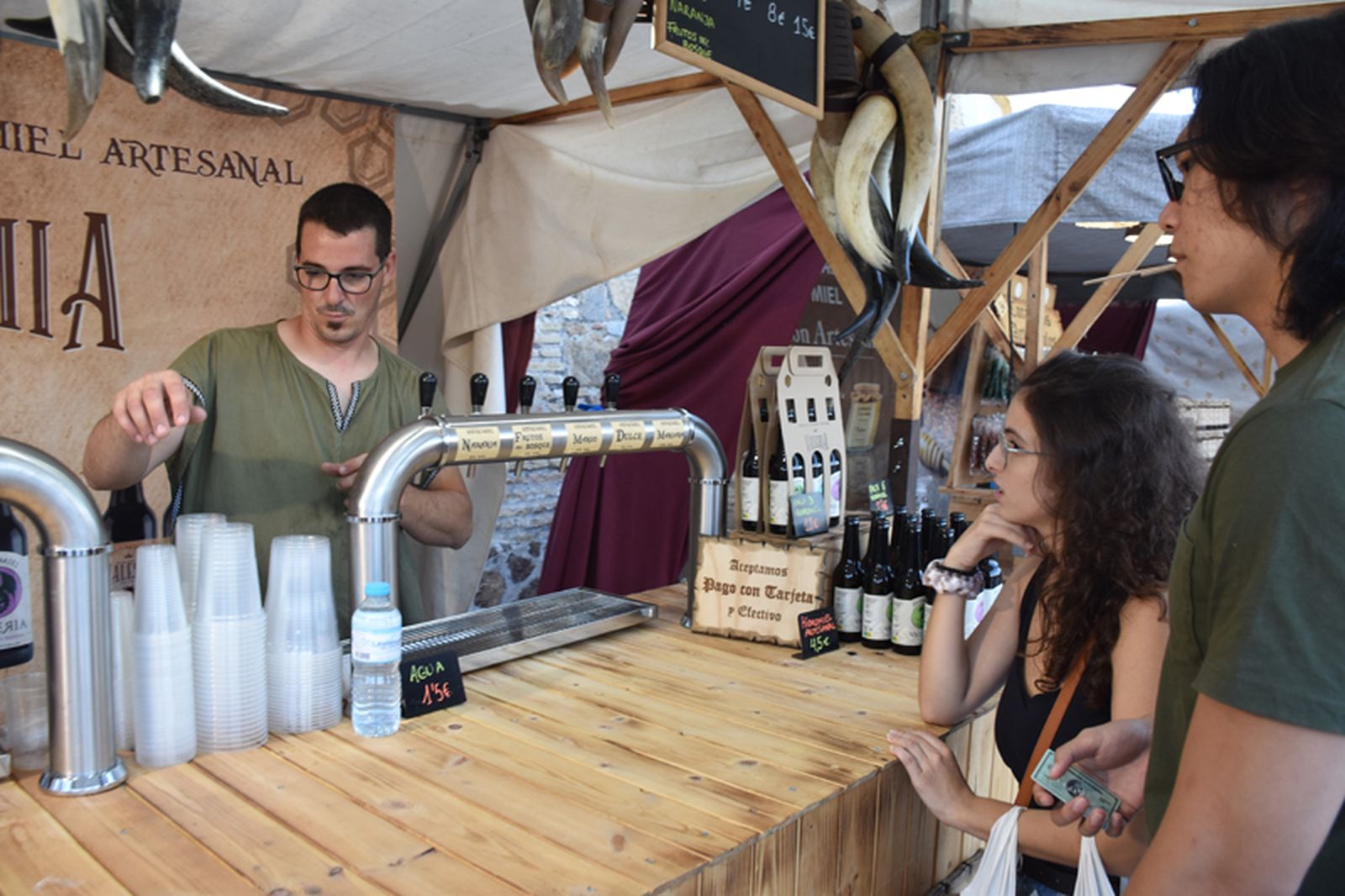 Alberto Bergara tira una de sus cervezas artesanales a un cliente. / FOTO NICOL'S