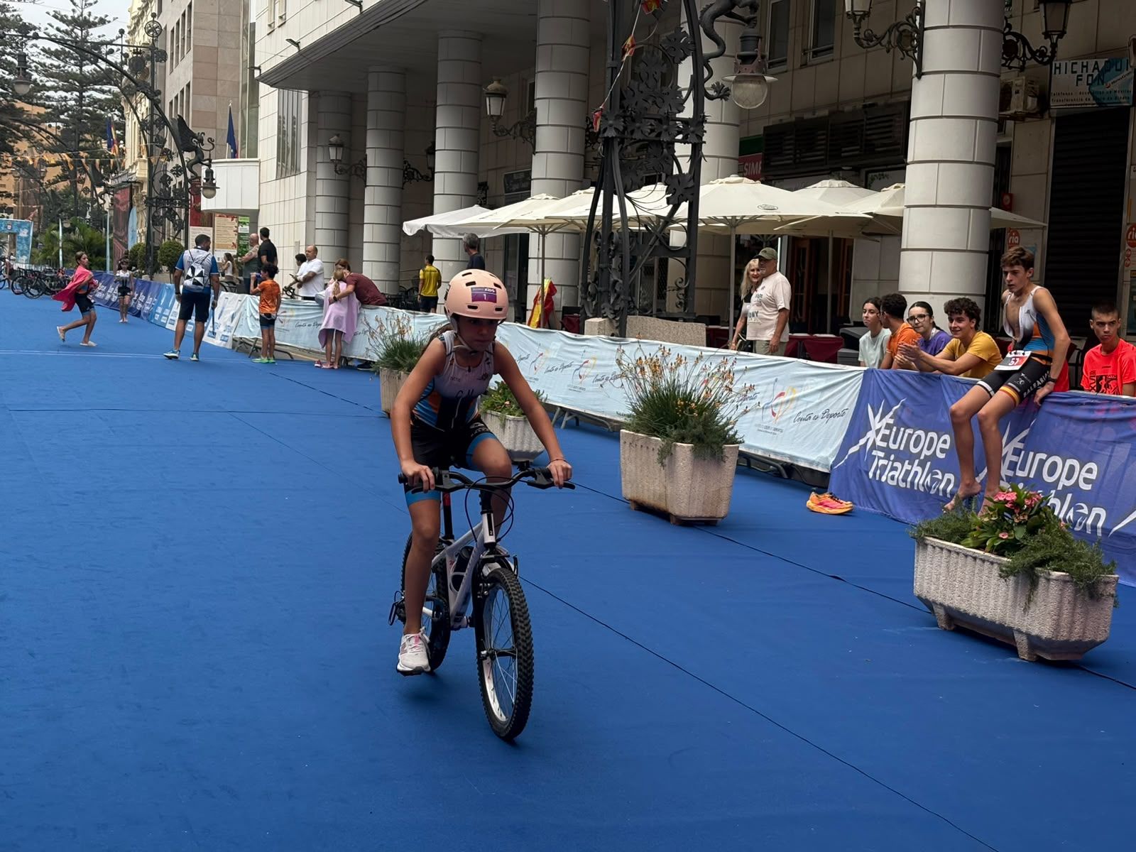 Los aficionados al triatlón en Ceuta se reúnen para participar en el Acuatlón Popular 'Juan Mur' y en la Phoenix Kids Triathlon