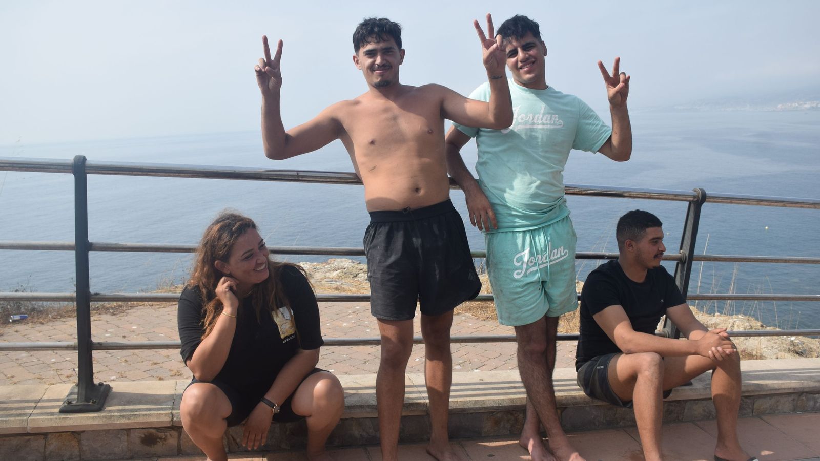Varios migrantes posan recién llegados a Ceuta a nado