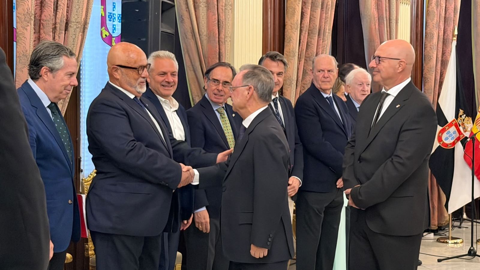 Juan Vivas saluda a los representantes de las cámaras en el Salón del Trono del Palacio de la Asamblea