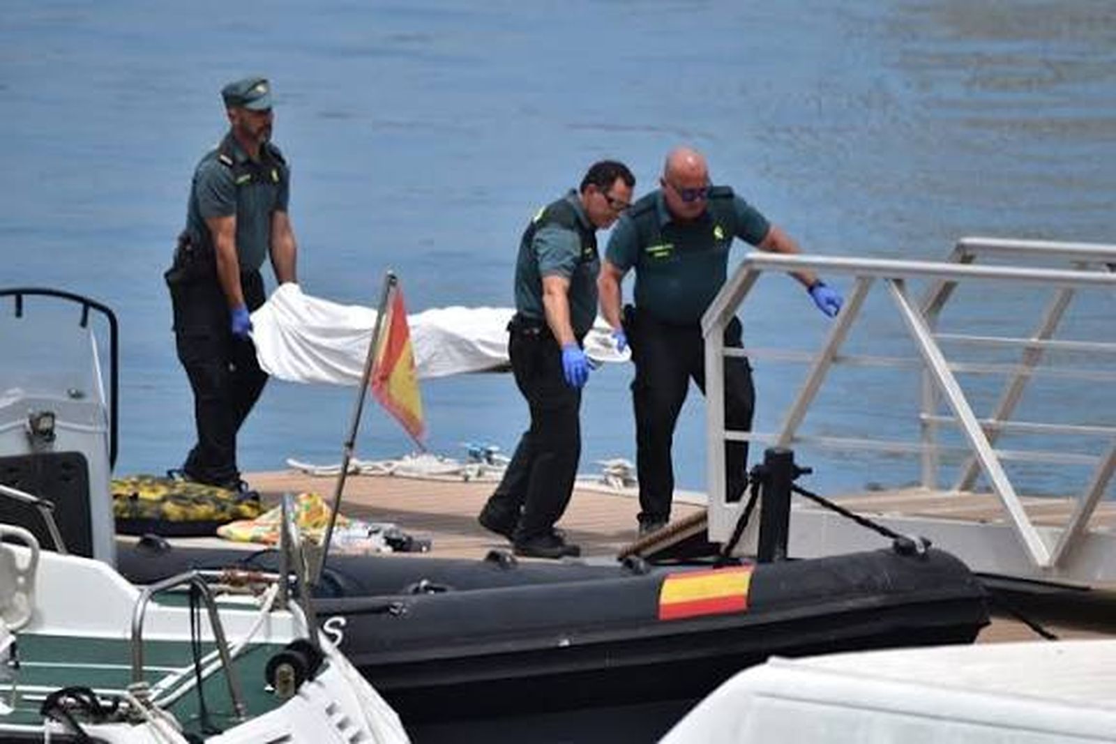 El servicio marítimo de la Guardia Civil traslada el cuerpo sin vida de un inmigrante  recuperado  en las costas de Ceuta