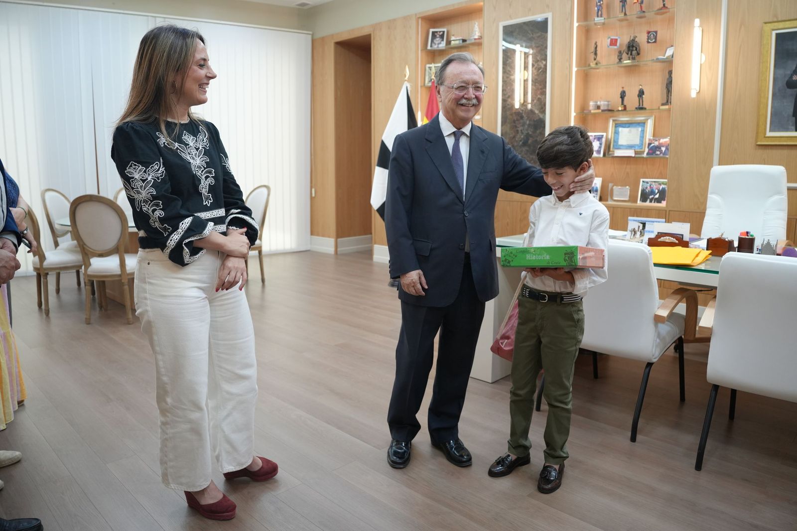 Vivas recibe a Manuel Santiago Siles, ganador del concurso escolar ¿Qué es un Rey para ti?