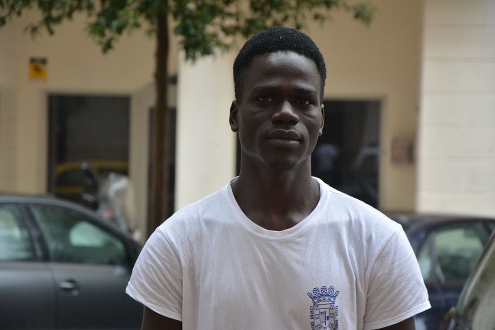 El joven sudanés Salah posando. Vive en el CETI y llegó a Ceuta el pasado mes de agosto. /Foto J.I.M.