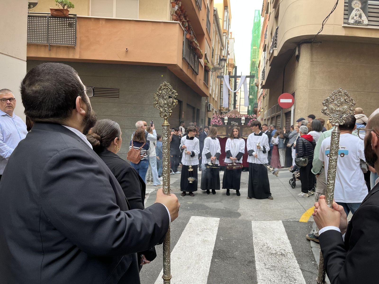 Ceuta acompaña a la Cruz de Mayo de La Flagelación en su primera salida con costaleros