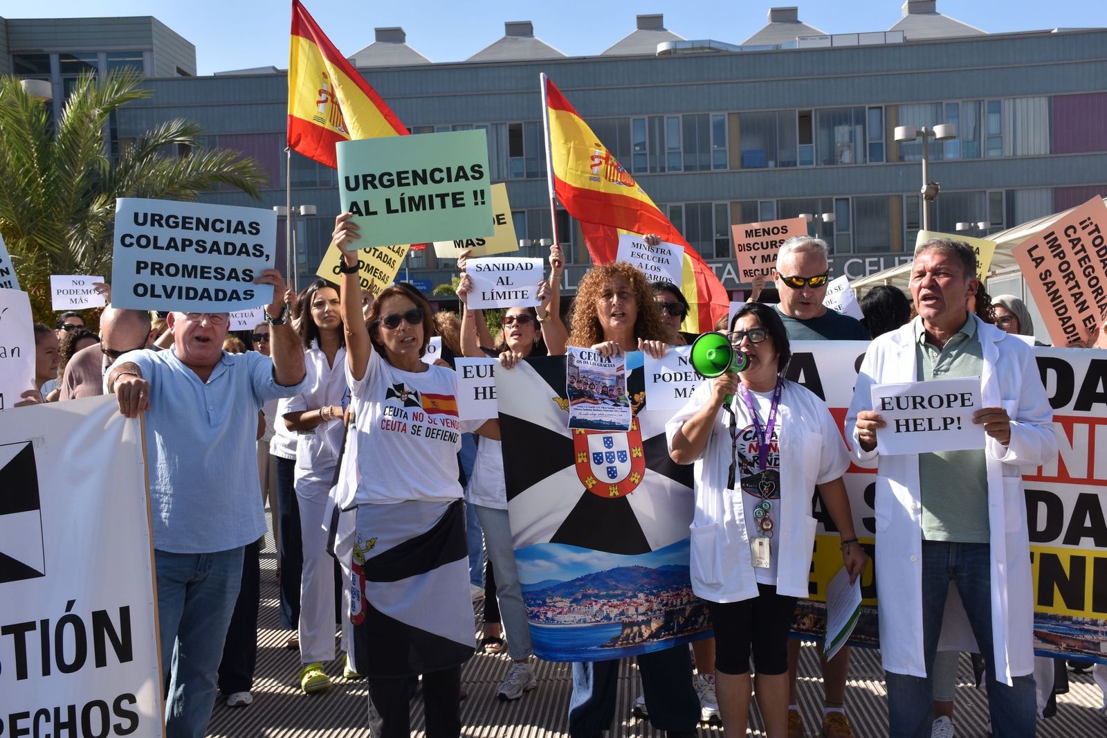 Concentración convocada por CEMSATSE a las puertas del HUCE por el "colapso" tras la entrada masiva