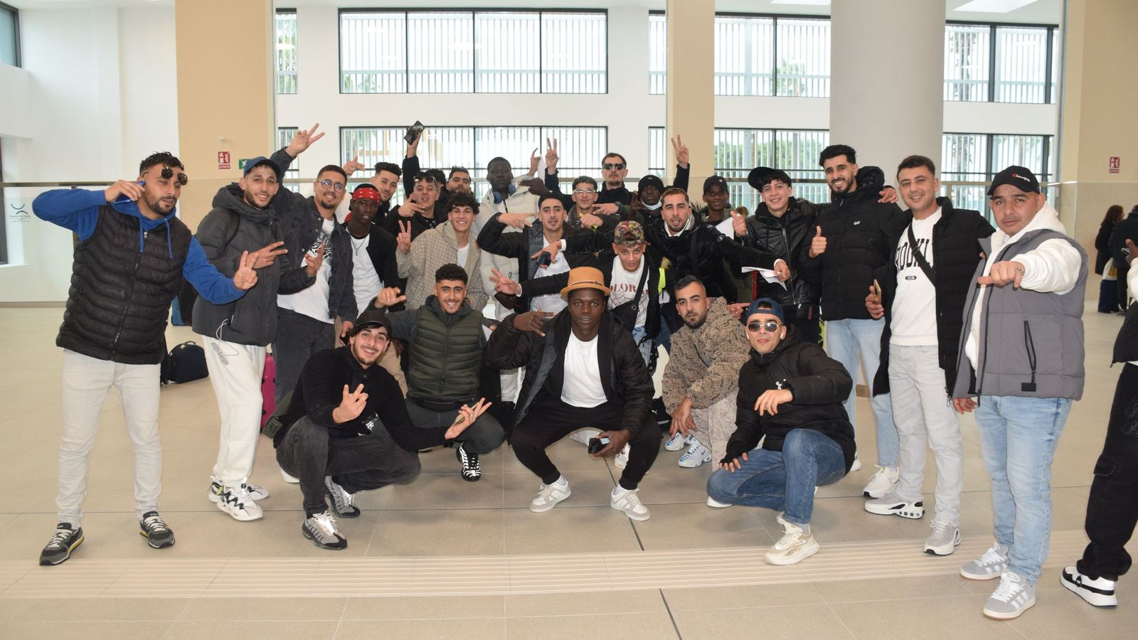 Residentes del CETI posan en la Estación Marítima, desde donde tomaron un barco hacia Algeciras