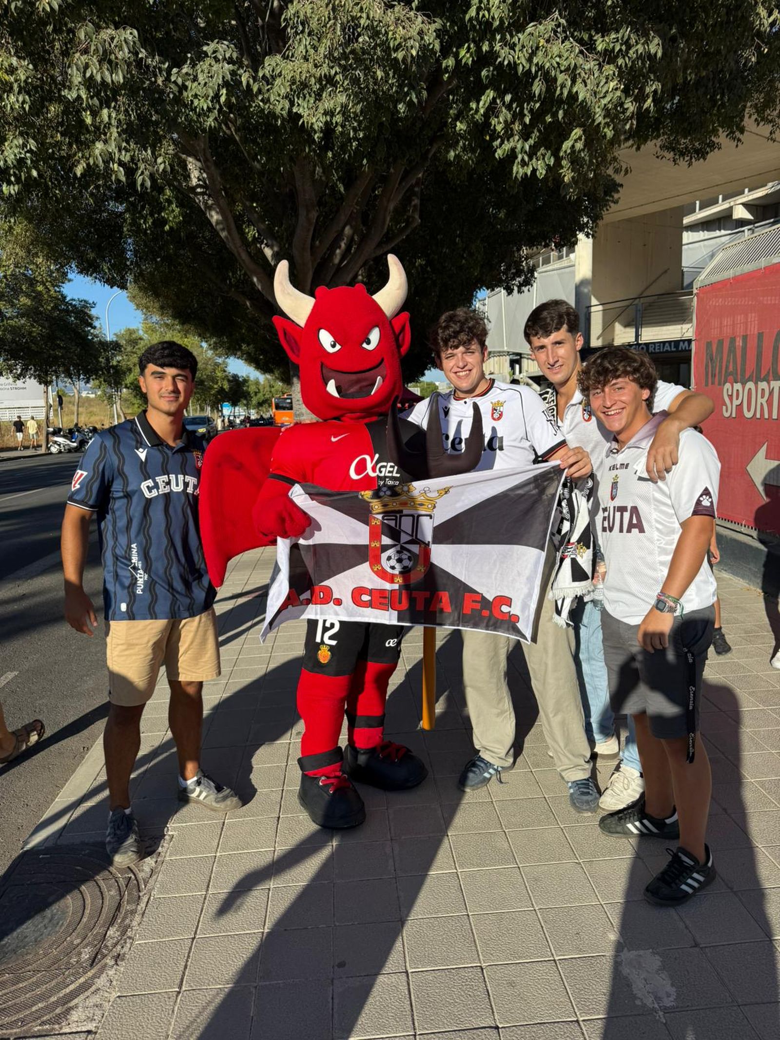 Gran  ambiente caballa antes de iniciar el encuentro ante el RCD Mallorca en el estadio Son Moix