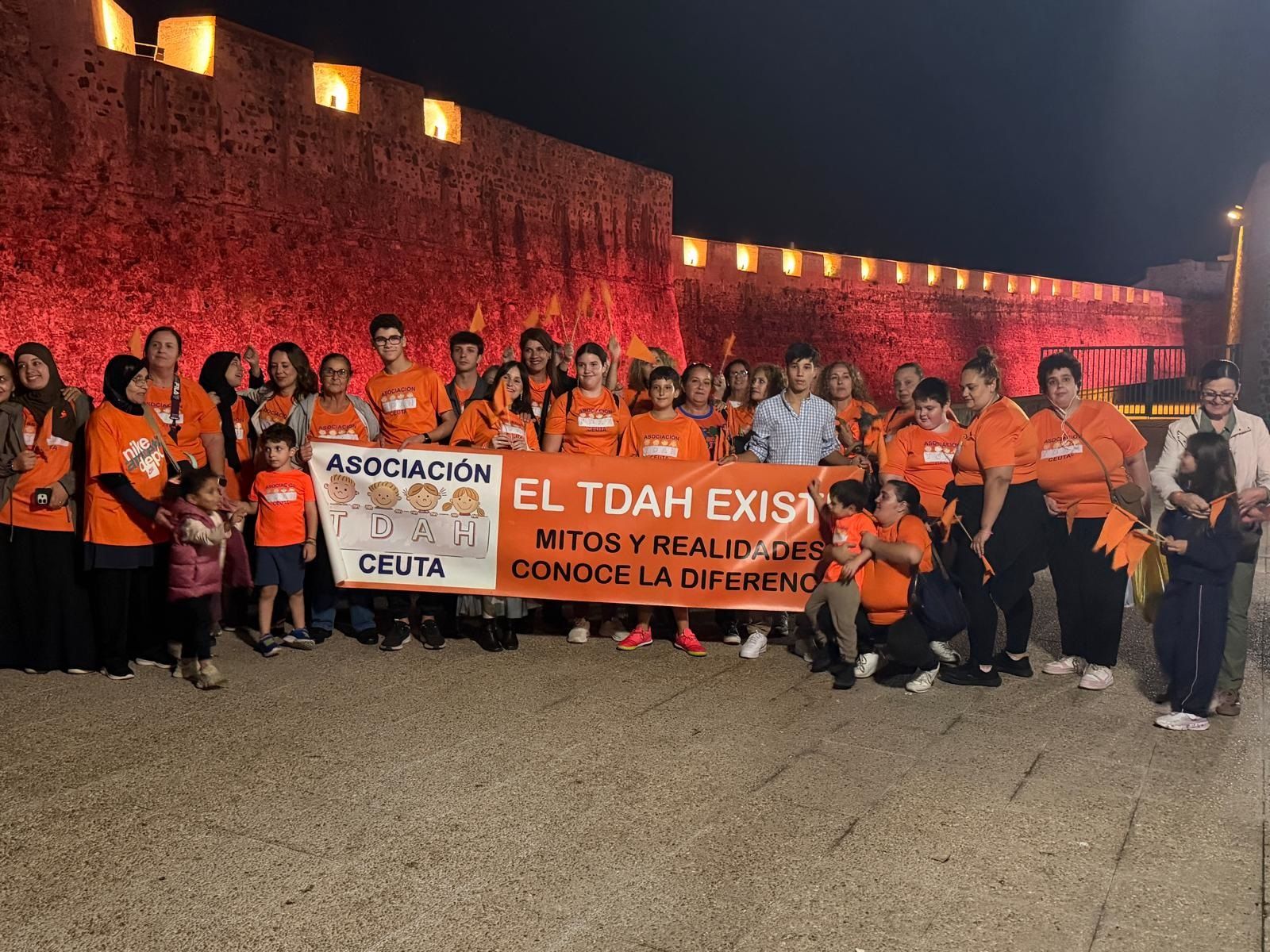 Las Murallas Reales han quedado iluminadas de naranja con motivo del Día Nacional del TDAH