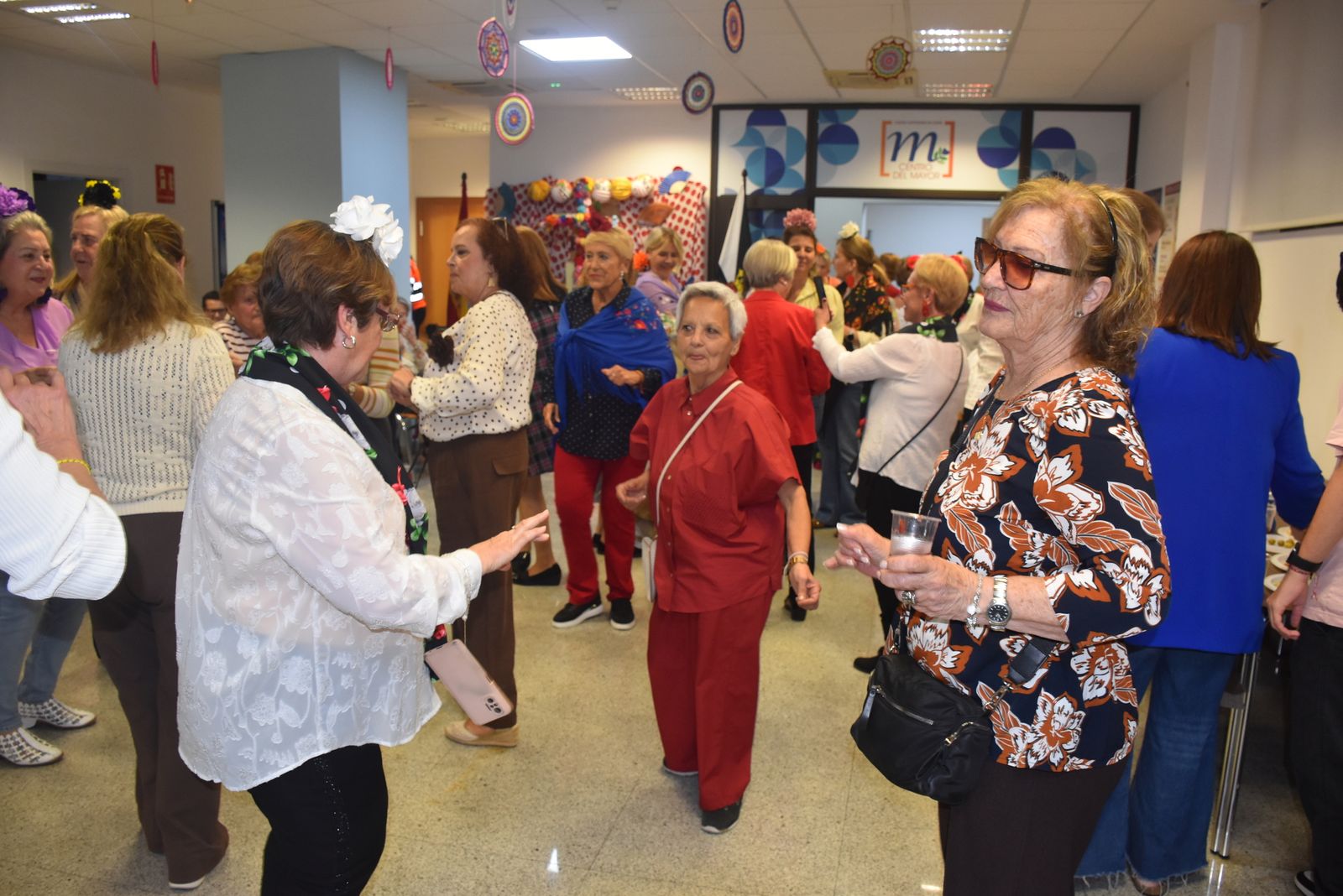 Las mujeres del Centro del Mayor celebran sus Cruces de Mayo