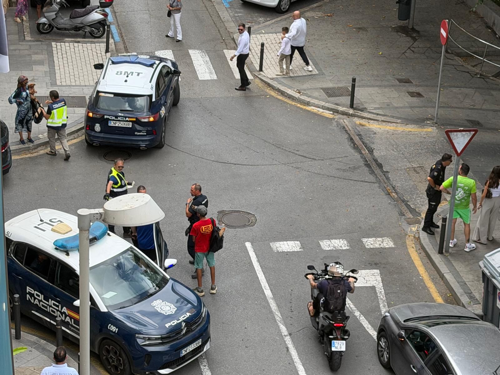 Varios vecinos intervinieron para auxiliar al hombre y consiguieron retener a los presuntos agresores hasta la llegada de la Policía Nacional