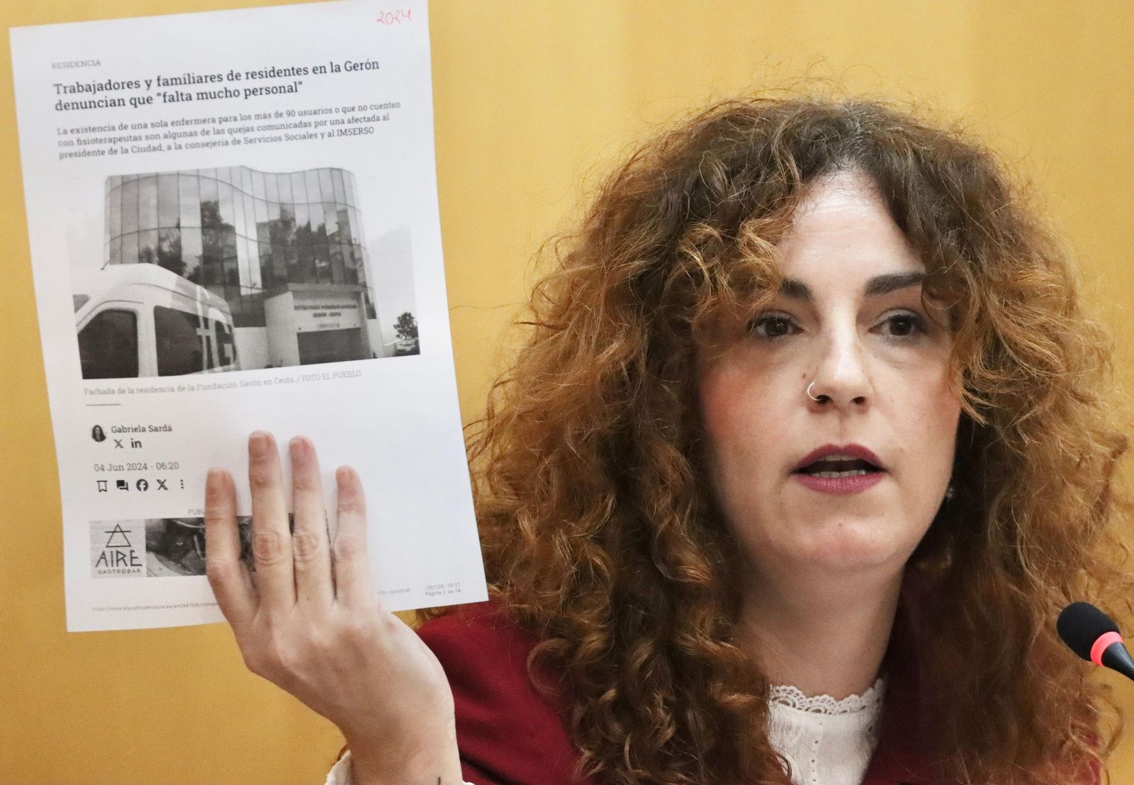 La diputada Julia Ferreras mostrando un artículo de El Pueblo en el Pleno