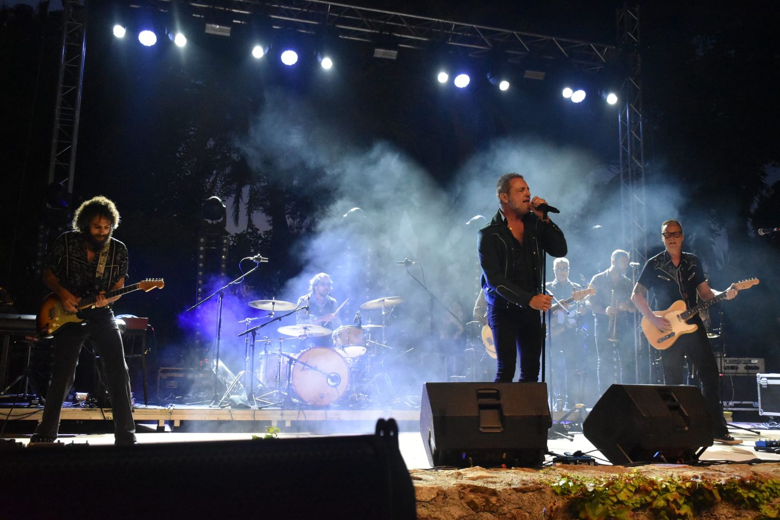 M-Clan convierte Ceuta en un enorme escenario de rock con una noche para el recuerdo