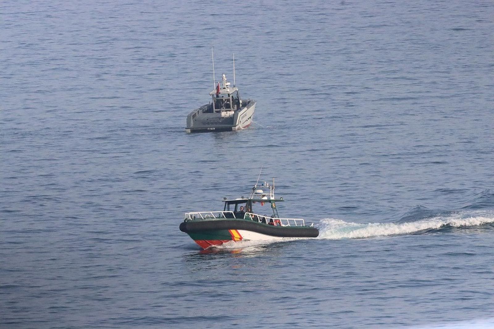 Al fondo, una embarcación de la Marina Real marroquí y en primer plano otra de la Guardia Civil, ayer. / FOTO REDUAN