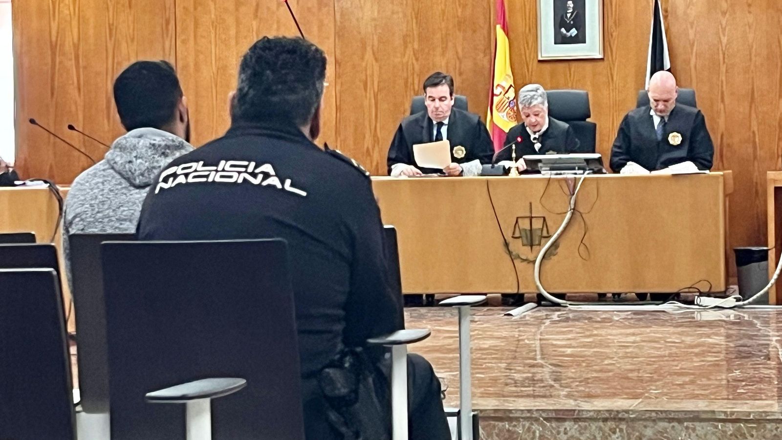 El acusado, sentado en el banquillo de la Audiencia Provincial.