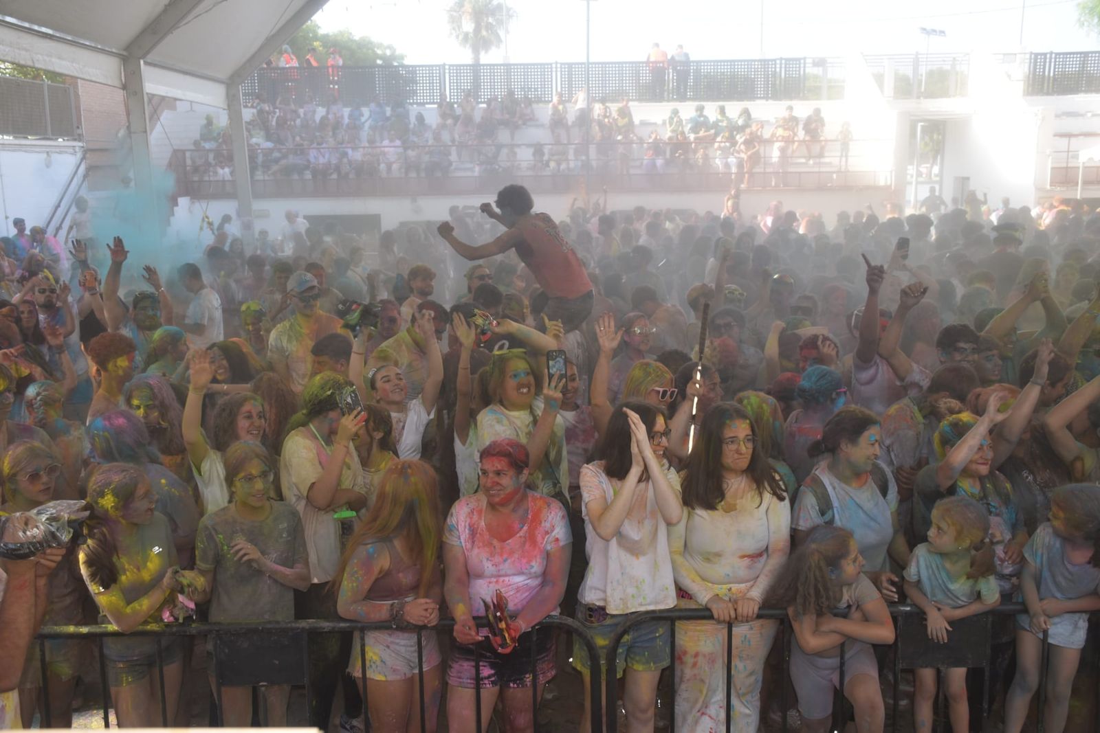 El Holi vuelve a teñir Ceuta de color por la solidaridad y el amor