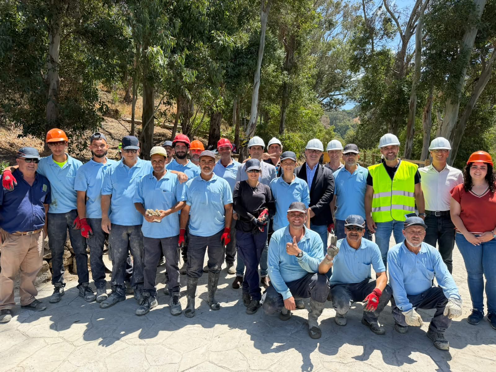 El consejero de Comercio, Turismo, Empleo y Deporte, Nicola Cecchi, visitando las actuaciones que los talleres de empleo