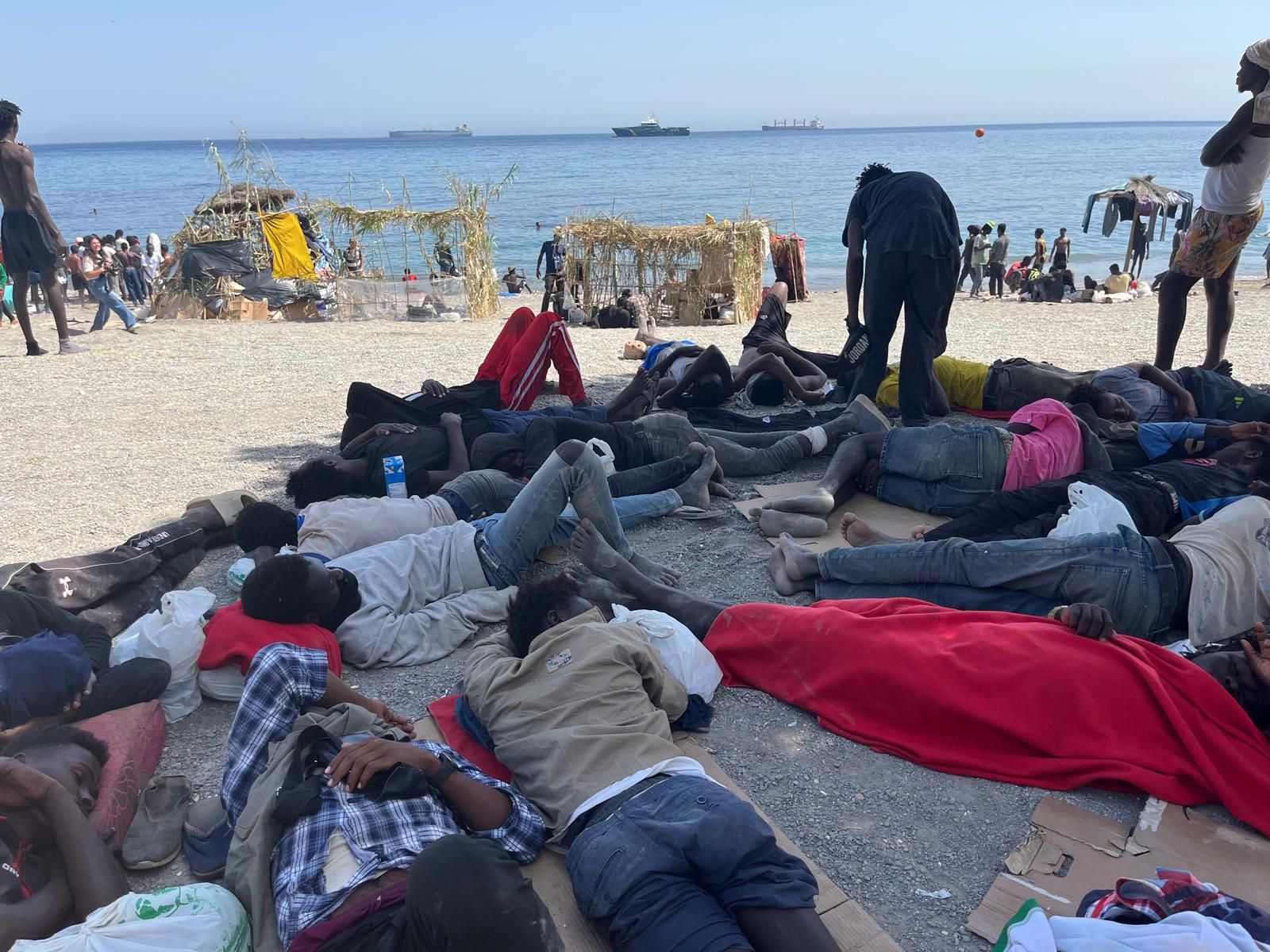 La Playa del Trampolín se llena de chozas como refugio de los migrantes