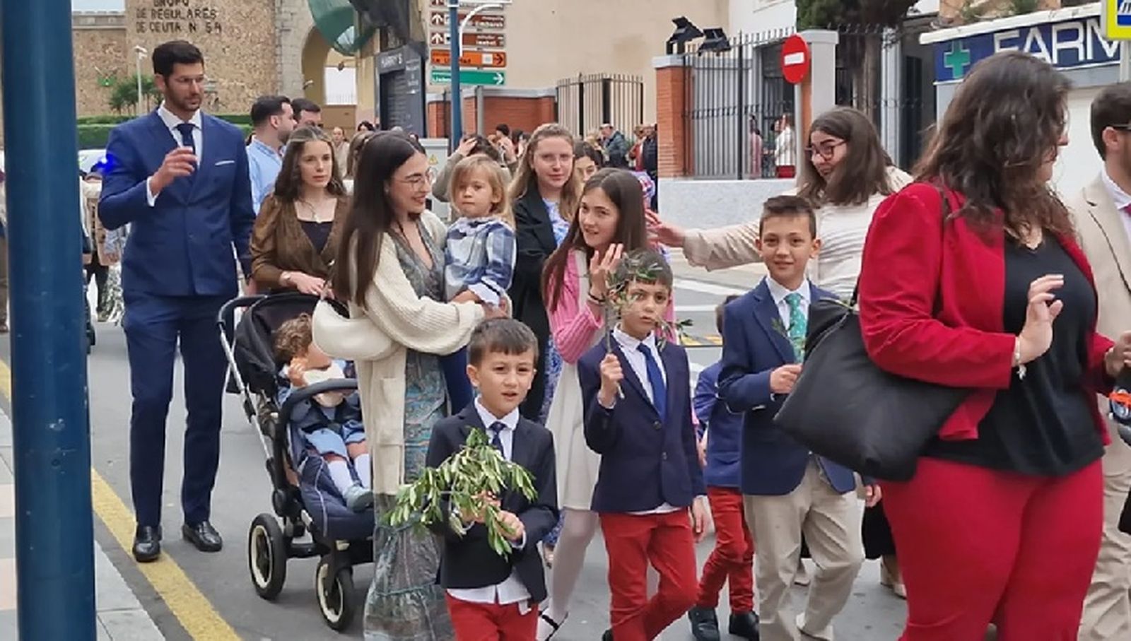 Jóvenes con sus ramos de olivo en la procesión del Domingo de Ramos del 2025