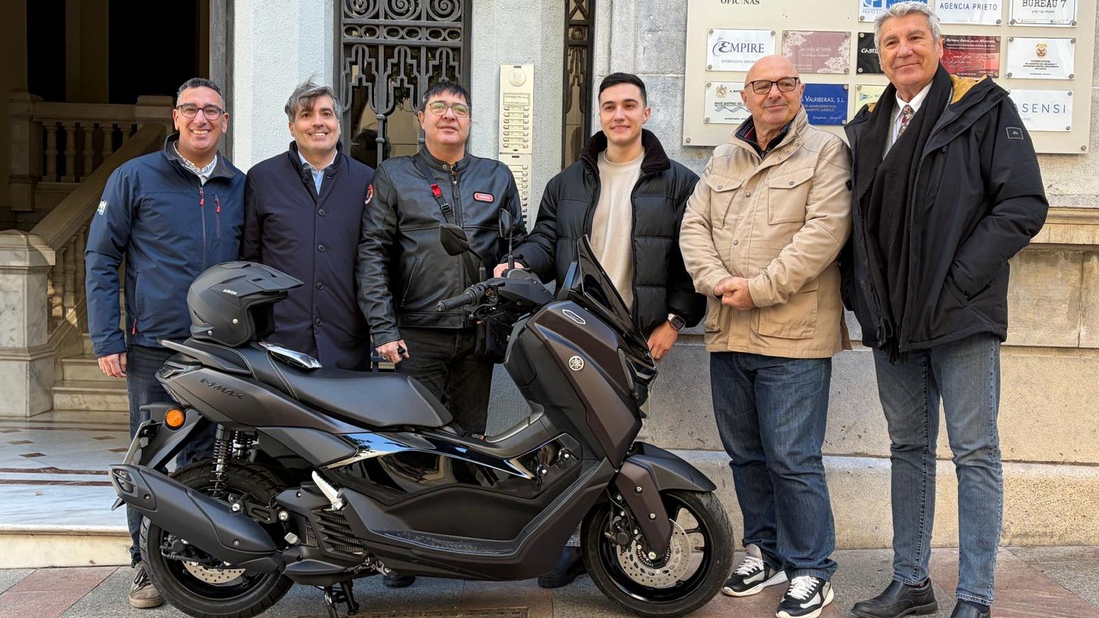 Imágenes del sorteo de la moto del Centro Comercial Abierto.