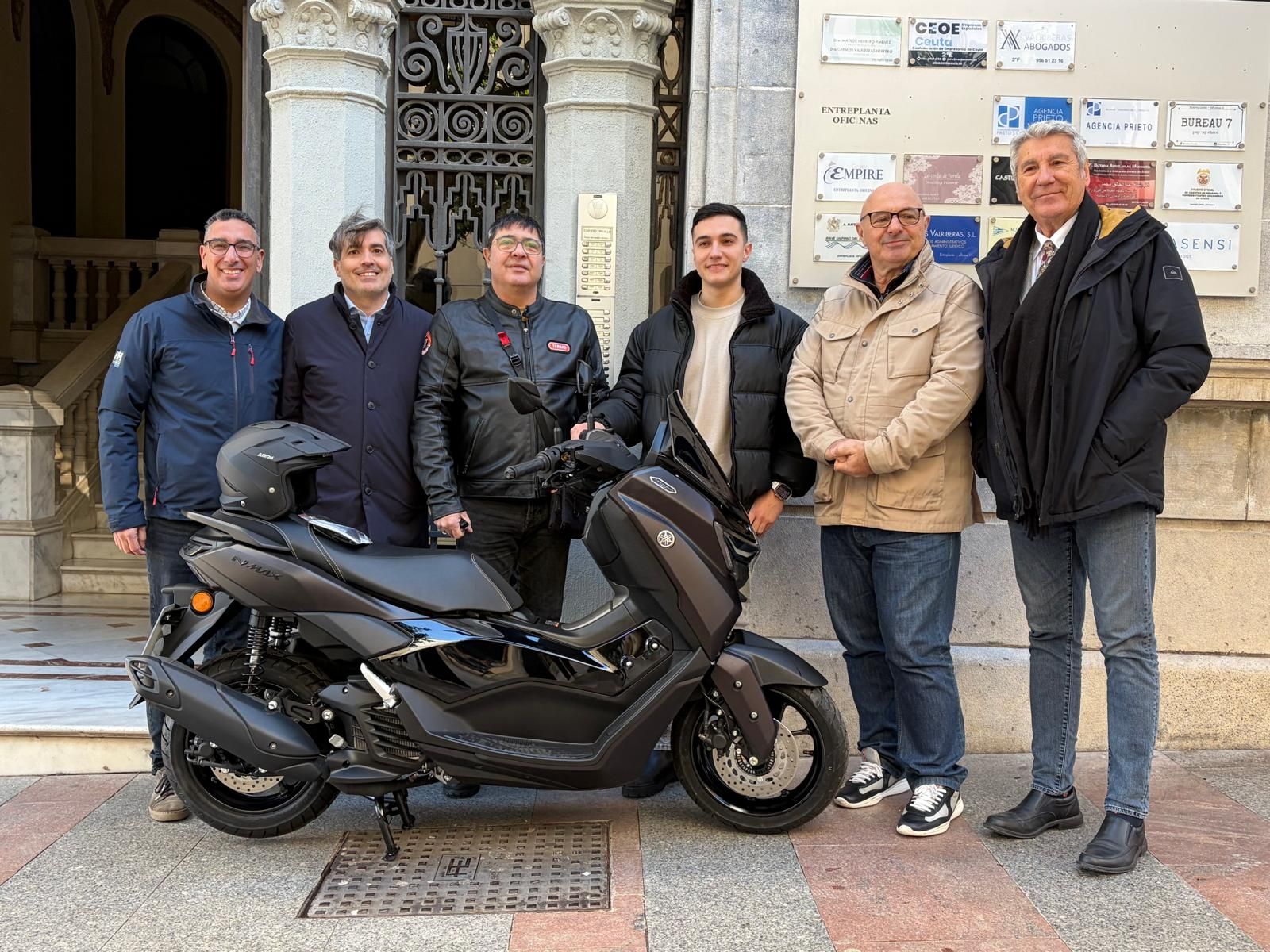 Imágenes del sorteo de la moto del Centro Comercial Abierto.