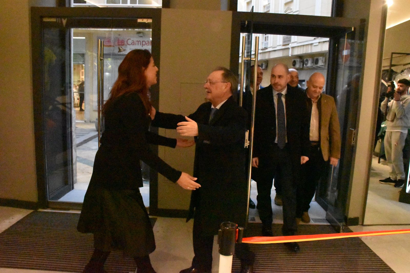 La AD Ceuta inaugura su nueva tienda con la presencia de Vivas y Luhay