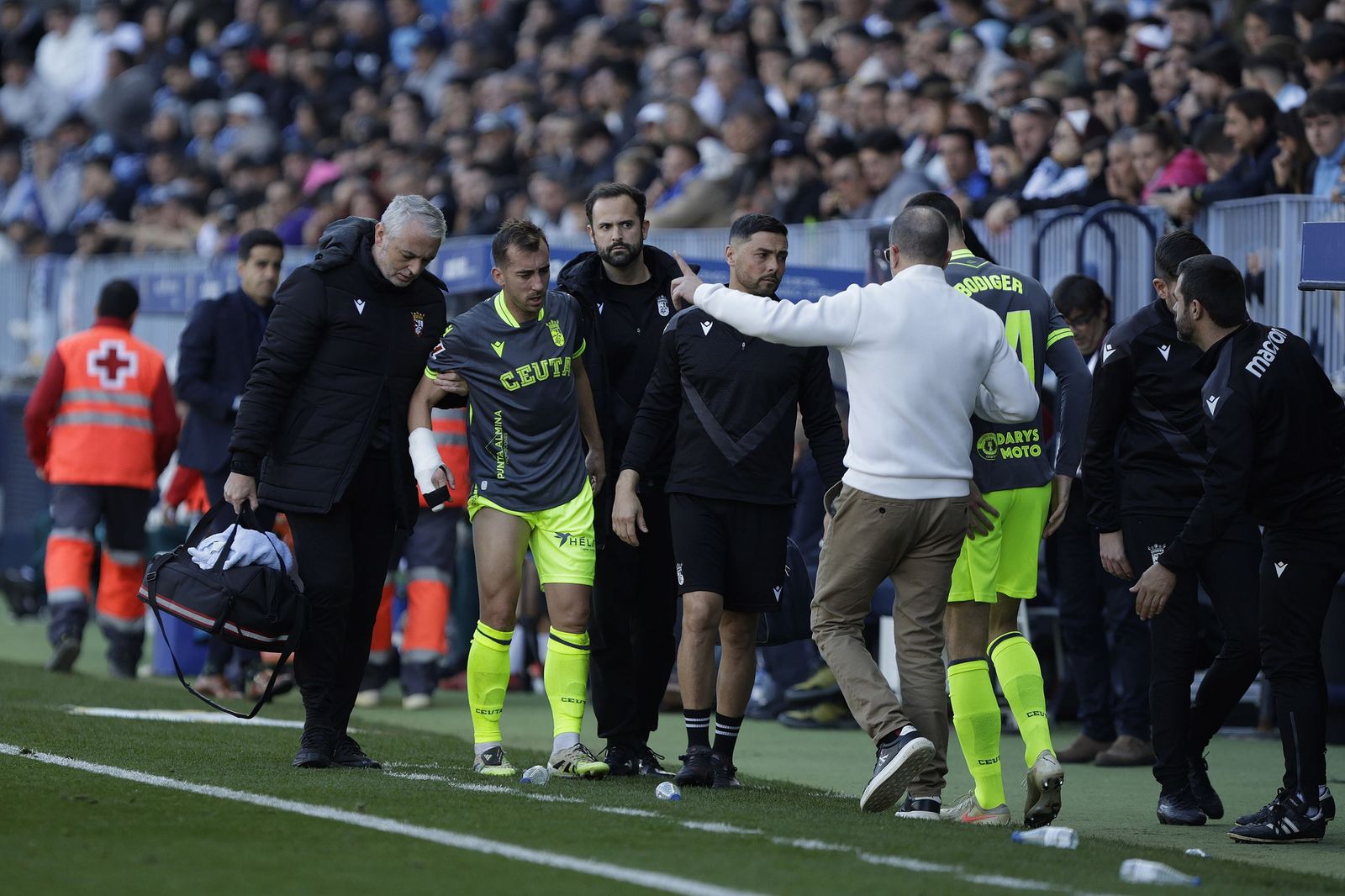 Rubén retirándose del campo