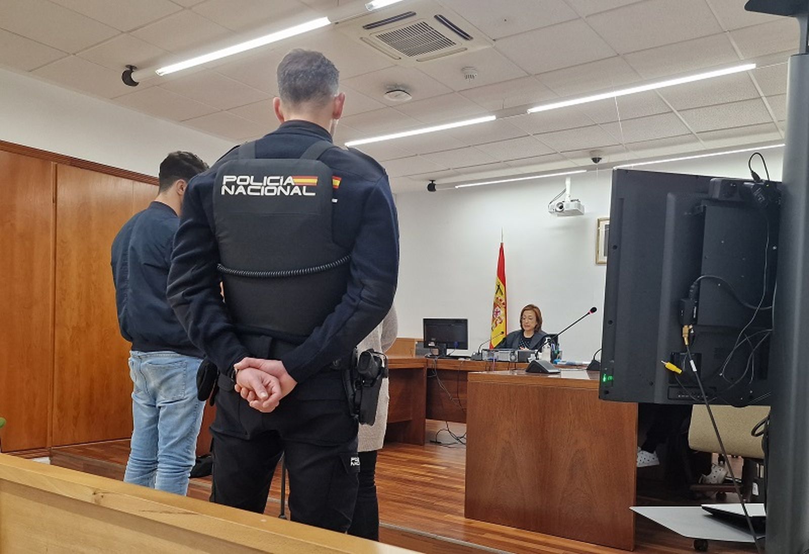 El acusado debió ser trasladado al juzgado desde la prisión de Mendizábal. / FOTO CAW