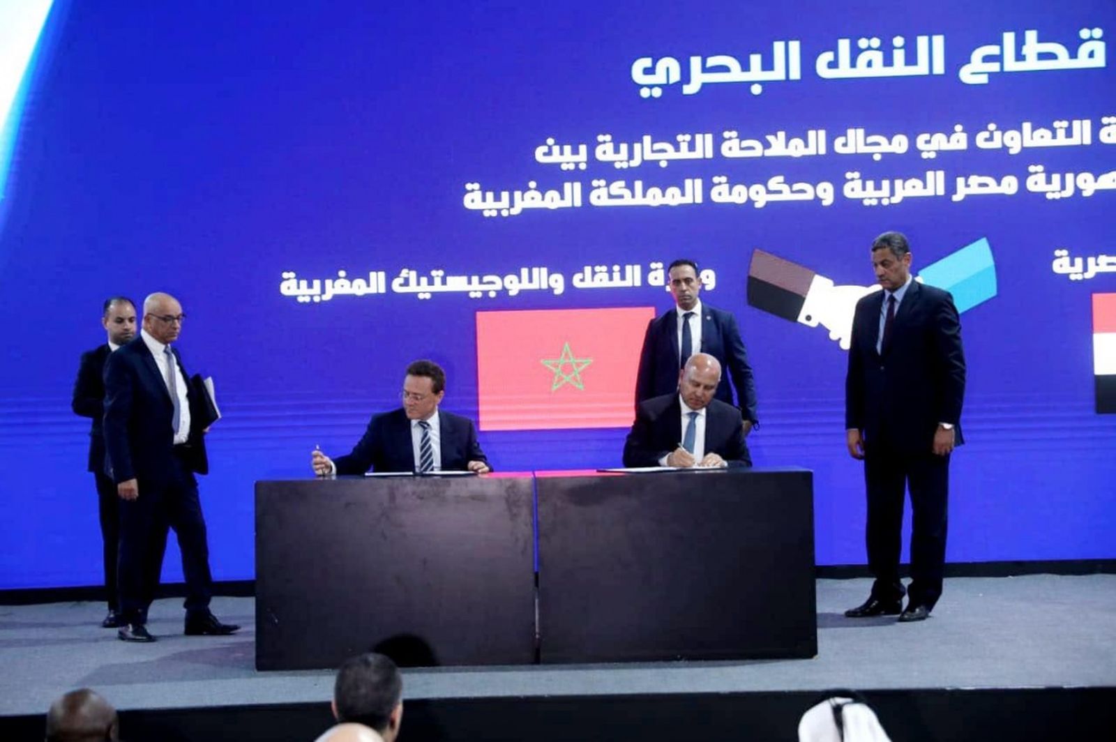 El ministro de Transportes y Logística, Mohammed Abdeljalil, y su homólogo egipcio Kamel al-Wazir durante la firma de los acuerdos./ FOTO RECURSO