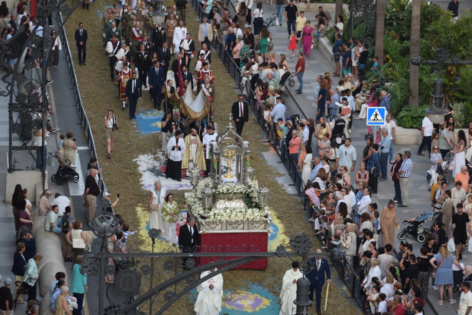 El corazón de Ceuta se vistió de gala para recibir al Santísimo Sacramento del Altar